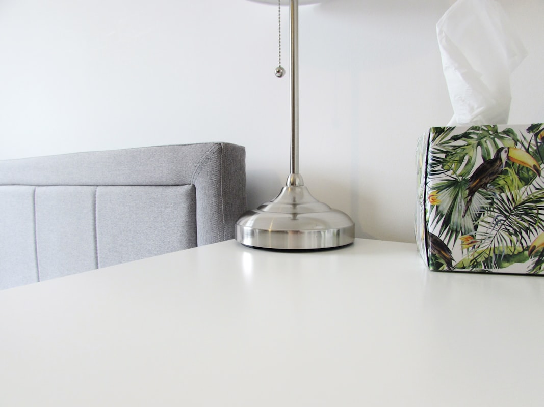Habitación minimalista con luz cálida